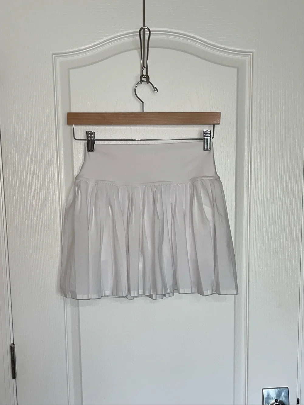 ALO YOGA White Pleated Mini Skirt with Elastic Banded Waist Sz Medium